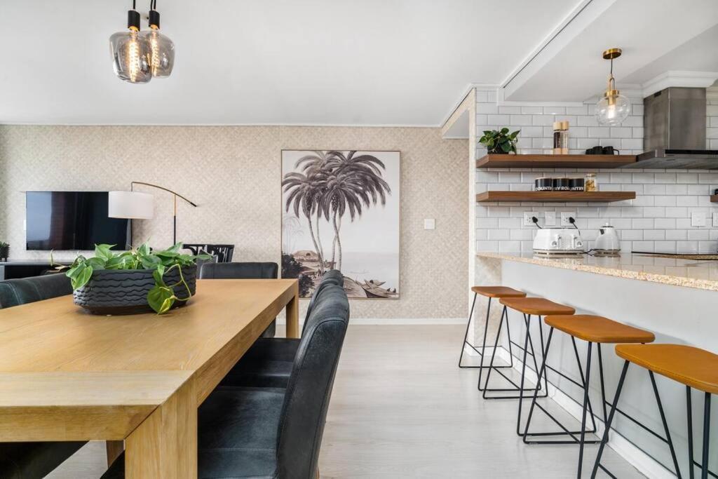 Styled Top Floor Apartment, With Back-Up Power Cape Town Dış mekan fotoğraf