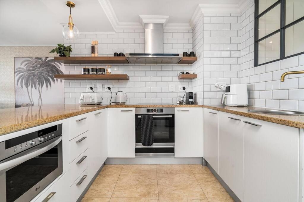 Styled Top Floor Apartment, With Back-Up Power Cape Town Dış mekan fotoğraf